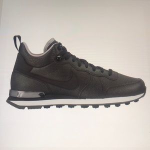 SOLD- Nike internationalist mid rise leather